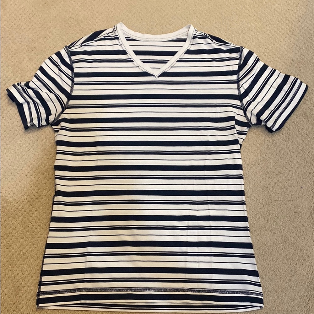 Lululemon men’s V-neck T-shirt striped